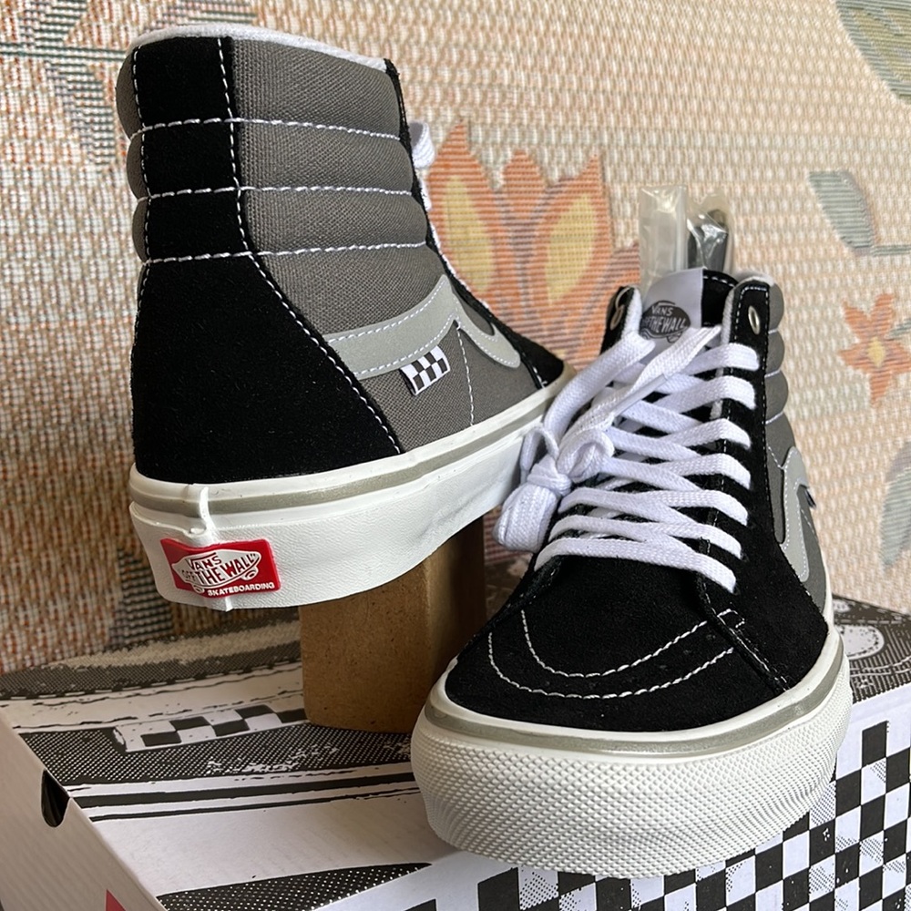 Vans WMNS Skate Sk8-Hi
Reflective Black/Grey
VN0ASFCCN42
Sneakers - Picture 10 of 16